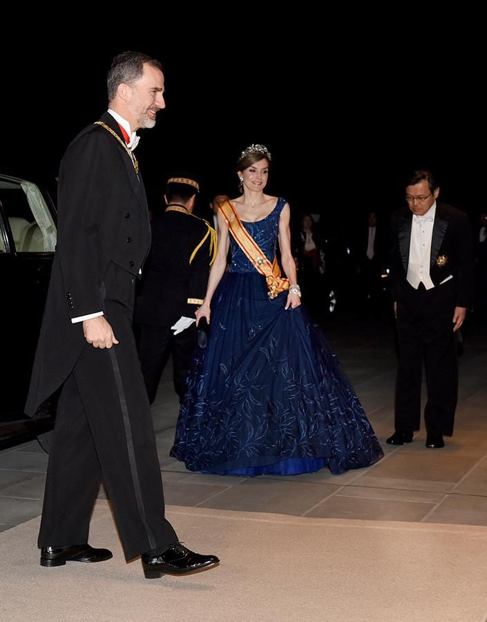 Los Reyes Letizia Ortiz y Felipe de Borbón en la cena de Gala con los Emperadores de Japón