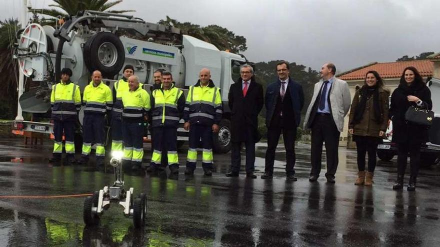 Operarios, directivos de la empresa y parte del equipo de gobierno, ayer, en la presentación del servicio.