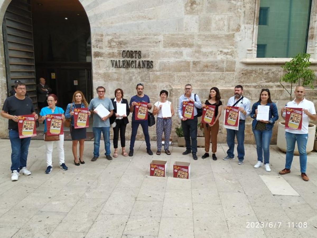 Representantes del sindicato Stepv presentan las firmas sobre la ILP de las ratios escolares.