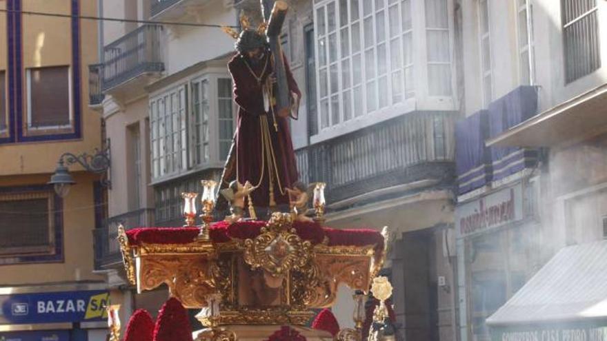 El Nazareno de Viñeros el pasado Jueves Santo, sobre el trono que empezó a restaurar Francisco Pineda.