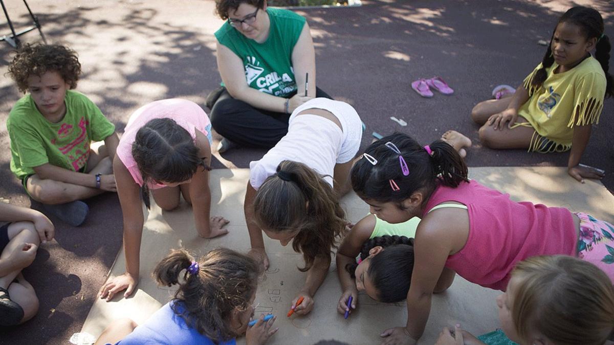 Un grupo de niños participan en una actividad durante un campamento de verano