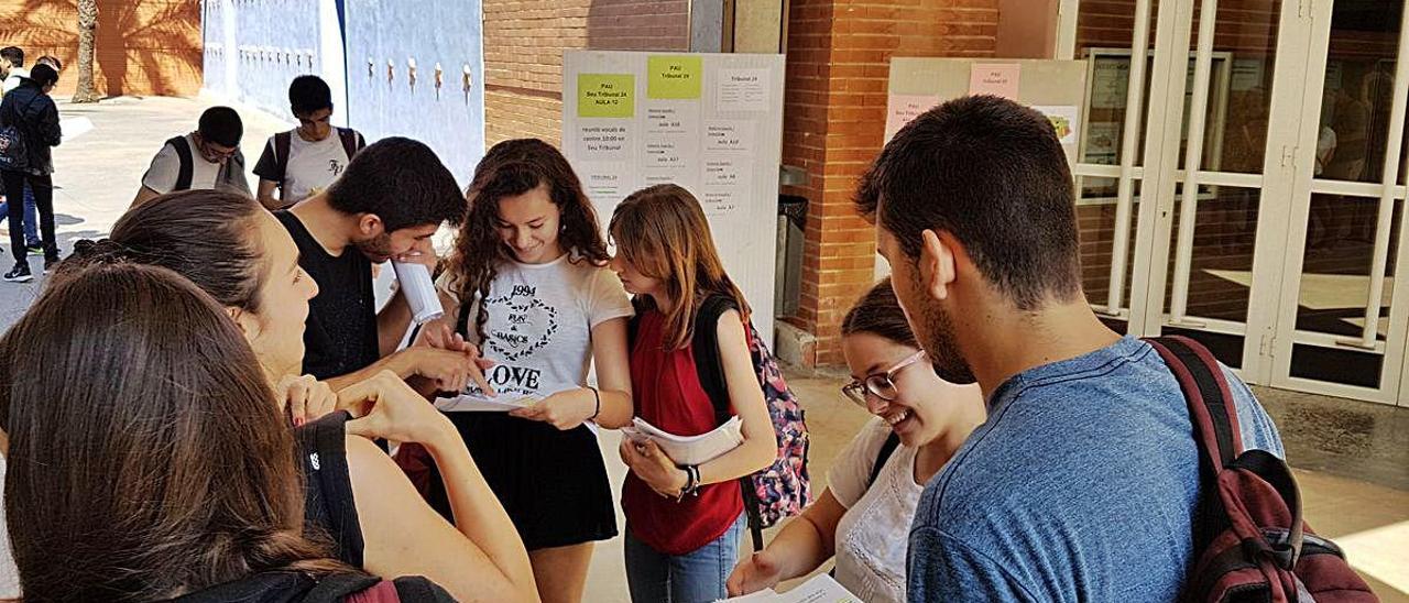 Alumnos tras un examen de Selectividad en el Campus de Gandia, en una imagen de 2019.