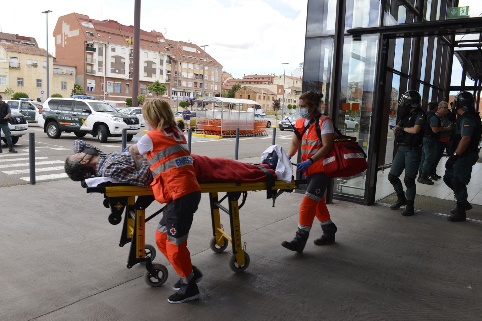 Así actuaría la Guardia Civil en caso un ataque terrorista a un supermercado en Benavente