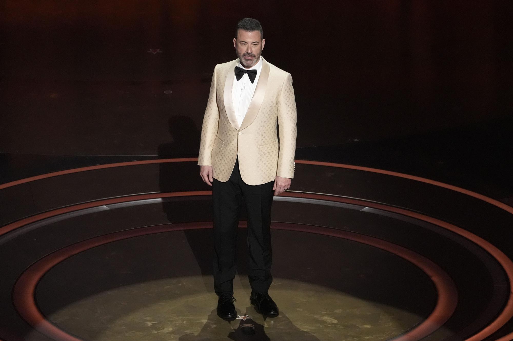 Host Jimmy Kimmel speaks during the Oscars on Sunday, March 10, 2024, at the Dolby Theatre in Los Angeles. (AP Photo/Chris Pizzello) Associated Press/LaPresse Only Italy and Spain / EDITORIAL USE ONLY/ONLY ITALY AND SPAIN