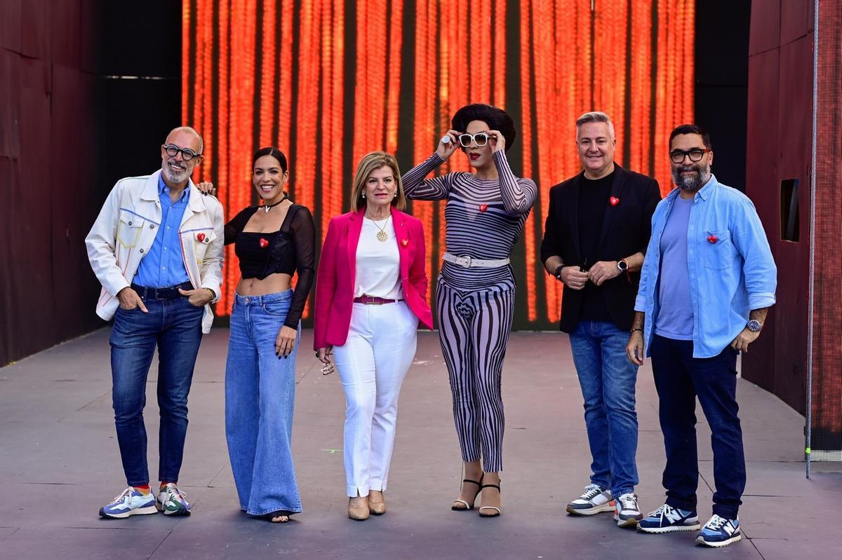 Imagen del encuentro mantenido por los presentadores de la Gala Drag Queen del Carnaval de Las Palmas de Gran Canaria 2023 con diferentes medios de comunicación.