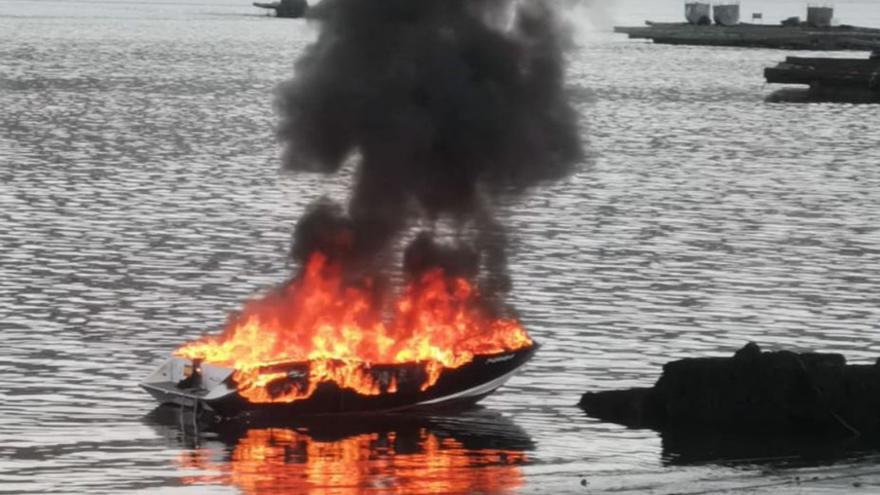 Una persona herida con quemaduras al estallar una embarcación de recreo en el muelle de Domaio