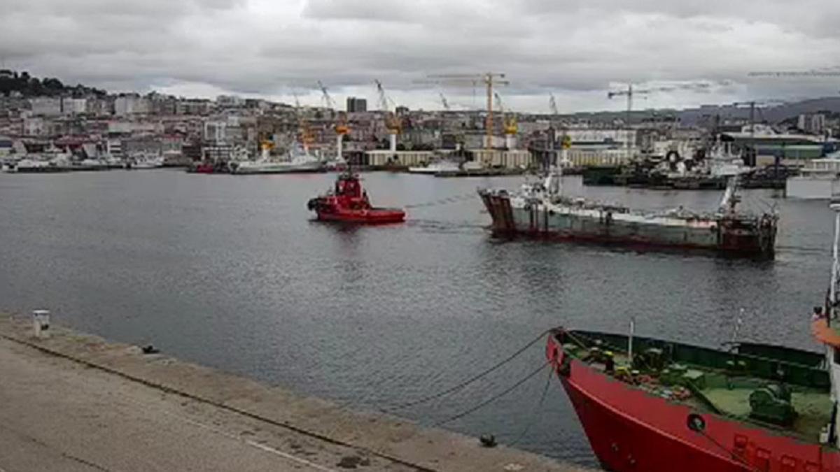 El «Feixe», abandonando ayer el muelle de Bouzas.