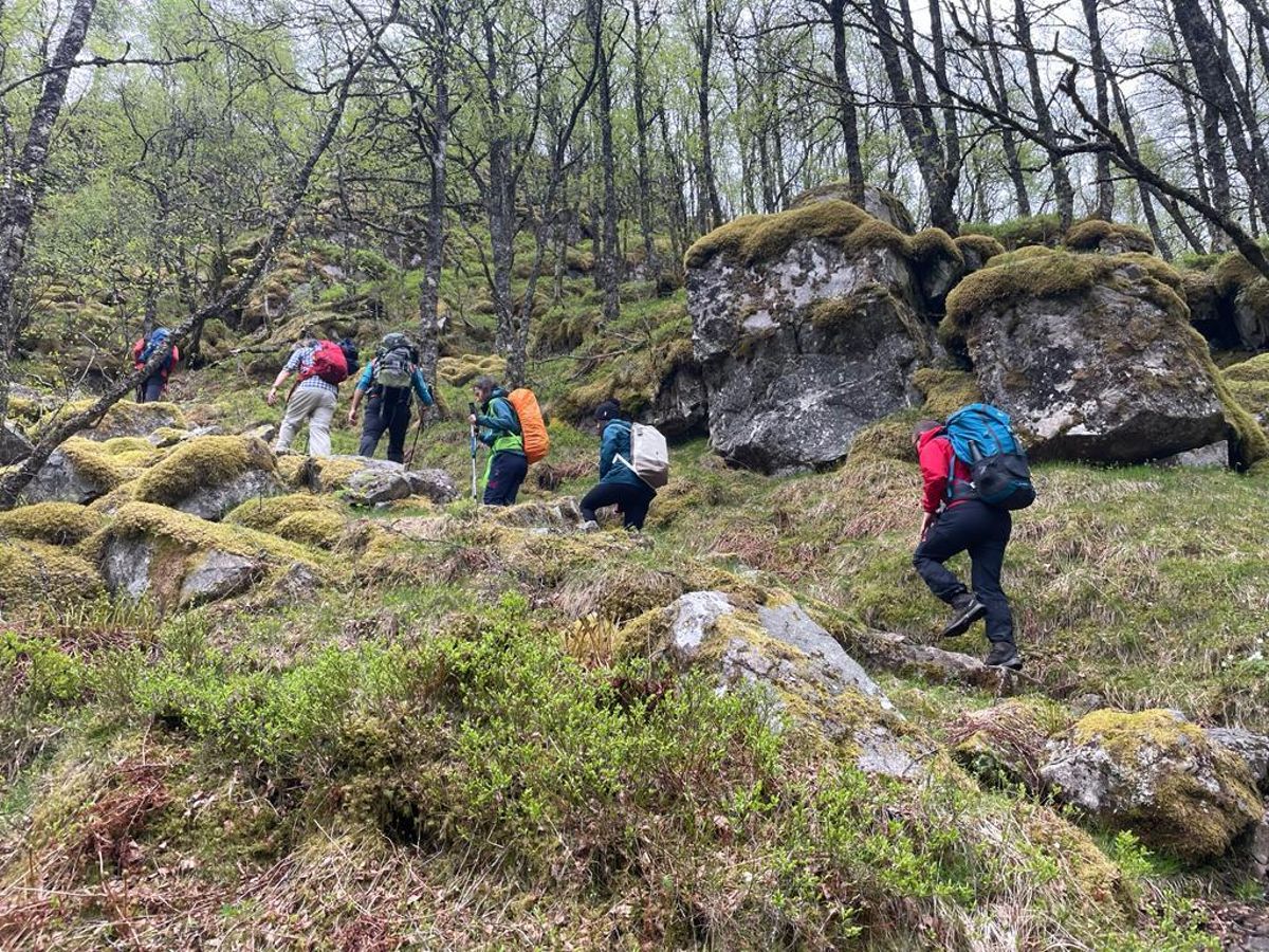 Unos senderistas, en imagen de archivo por la Serra d’Espadà.