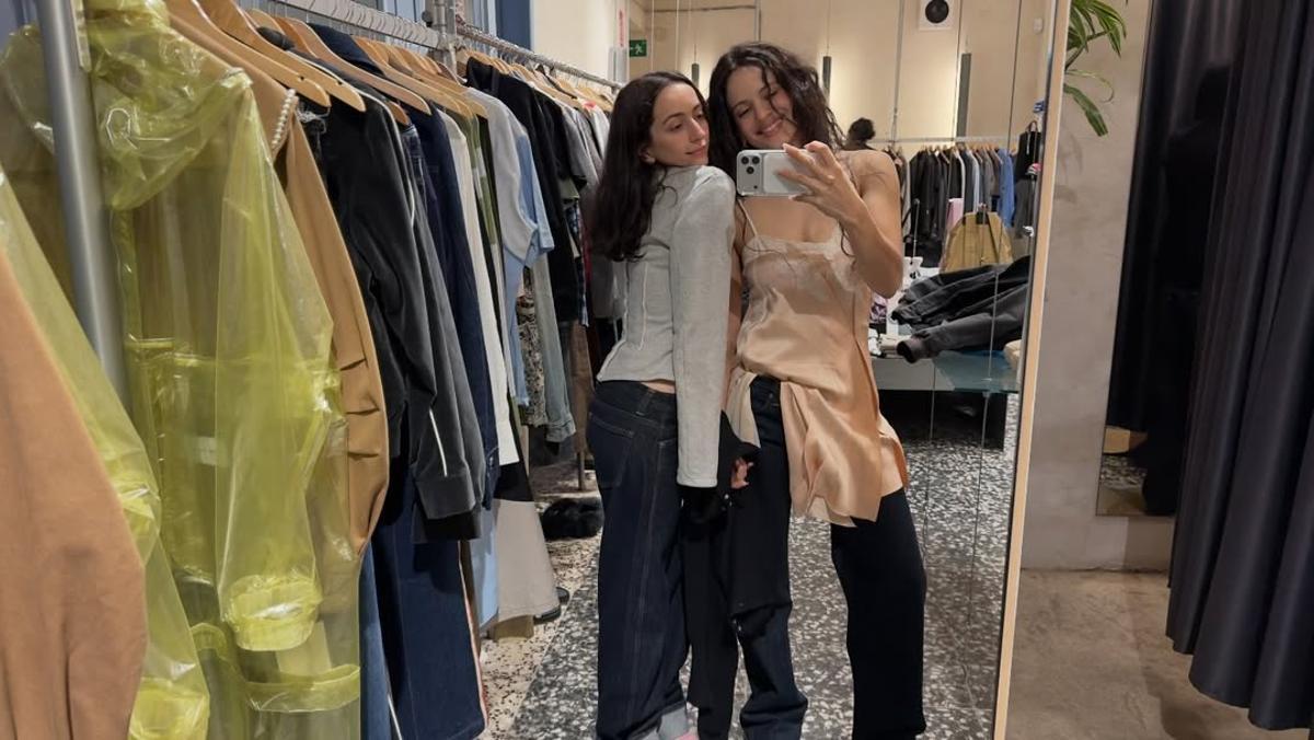 Rosalía y su hermana, Pilar Vila, en una fotografía compartida en Instagram.