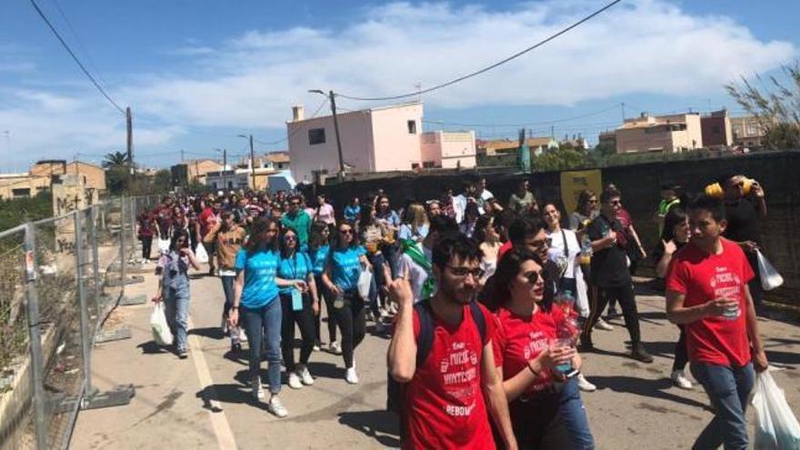 Una marea de jóvenes invade las calles de La Punta