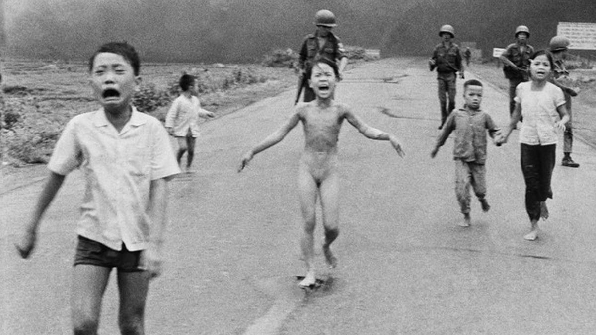 Kim Phuc (centro), rodeada por sus hermanos y primos, corre tras el ataque con napalm en Trang Bang, el 8 de junio de 1972.