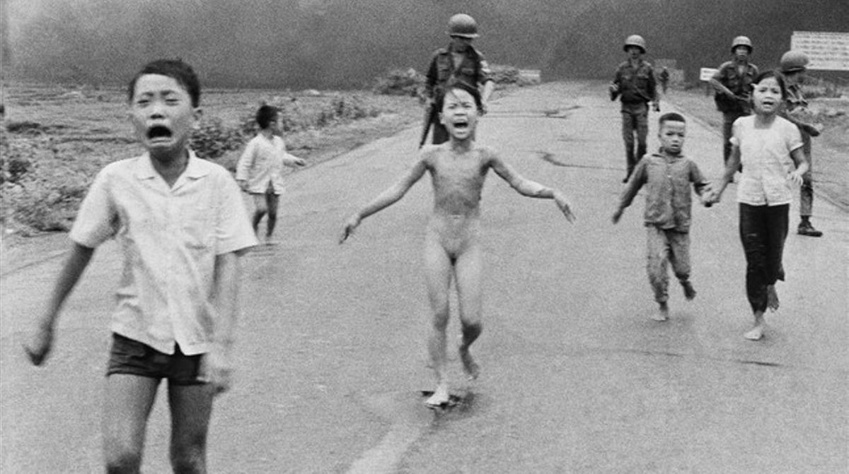 Kim Phuc (centre), envoltada pels seus germans i cosins, corre després de l’atac amb napalm a Trang Bang, el 8 de juny de 1972.