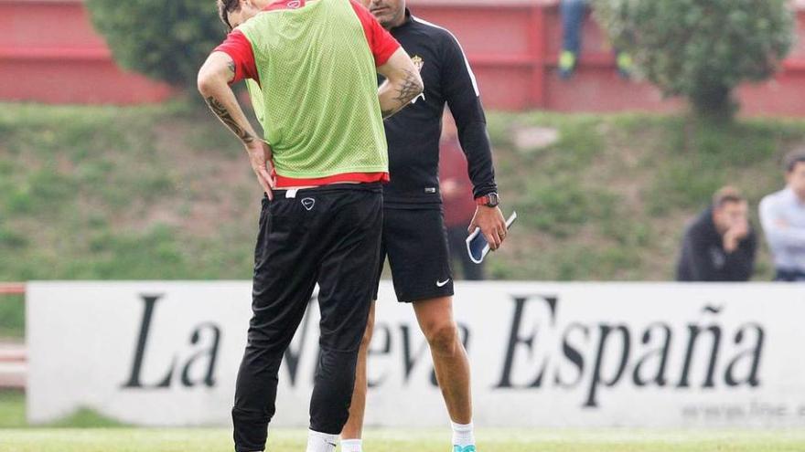 Amorebieta conversa con Abelardo tras sufrir el golpe que le impidió estar disponible ante el Deportivo.