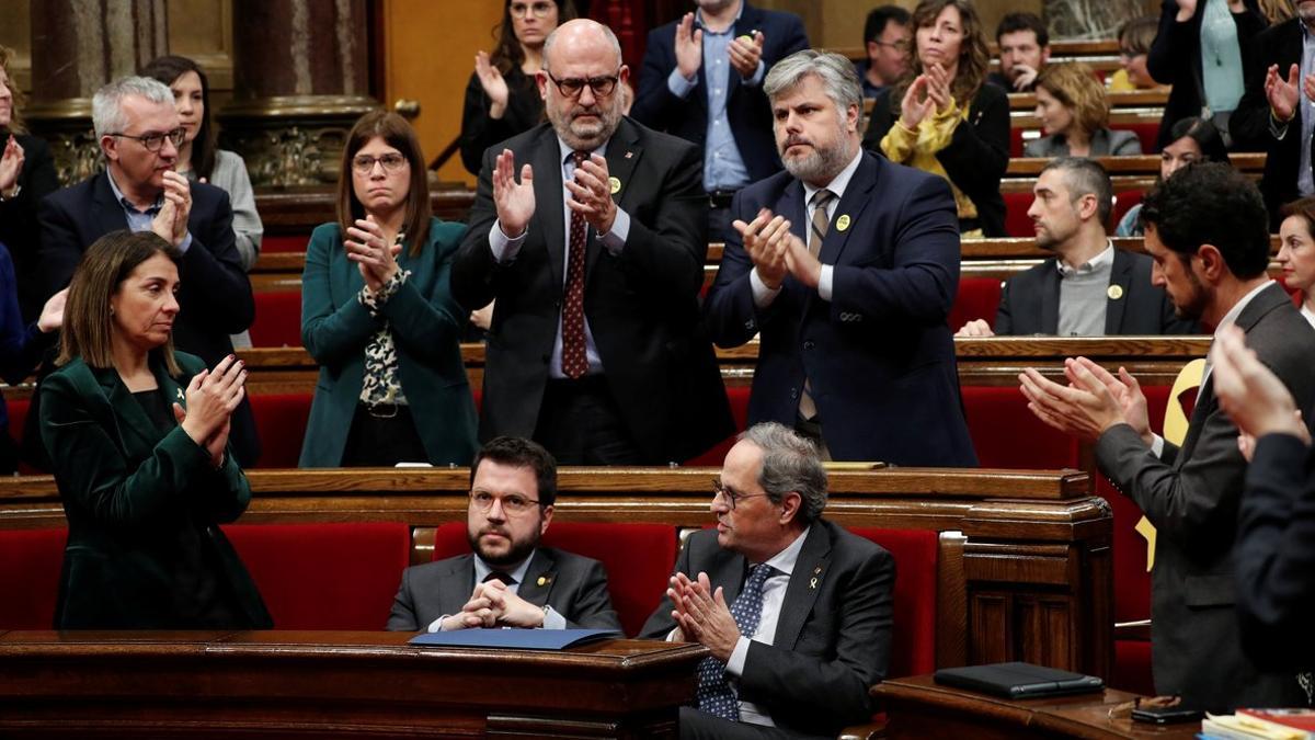 Los diputados de JxCat  se levantan y aplauden a Torra mientras Pere Aragonès permanece a su lado sin aplaudir