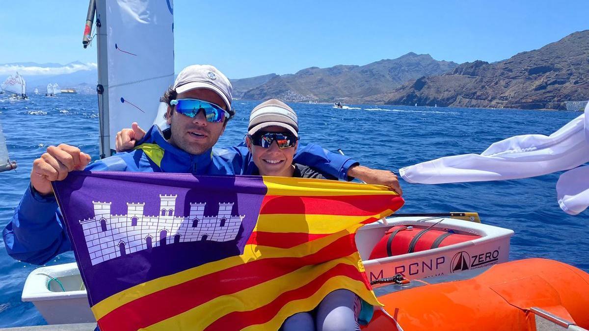 Vela. Jaume Genovard (entrenador) y Tim Lubat celebran la victoria en la Copa de España