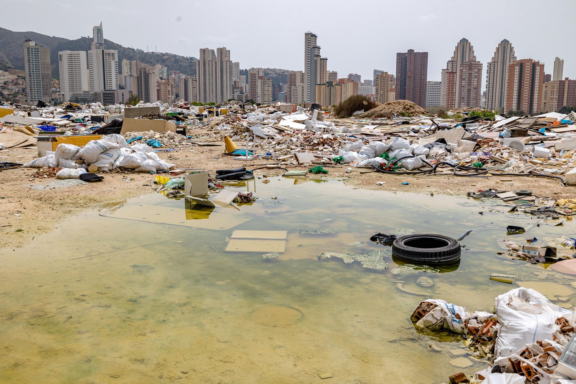 Montañas de basura, muebles, electrodomésticos, sanitarios, etc, se acumulan en distintos puntos de la partida de Armanello tras décadas de abandono del sector y ante la pasividad de urbanizador y Ayuntamiento. Mientras, además de todo lo que ya arrastra (delincuencia, okupación, etc) en los últimos meses esta zona se ha convertido en un foco de continuos incendios que obligan a intervenir prácticamente todas las semanas a los bomberos para sofocar pequeños fuegos