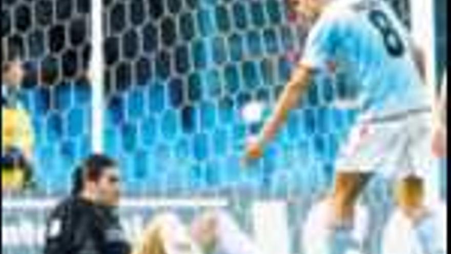 Ángel ayuda a levantarse a Pinto después de uno de los goles del Espanyol. / José Lores