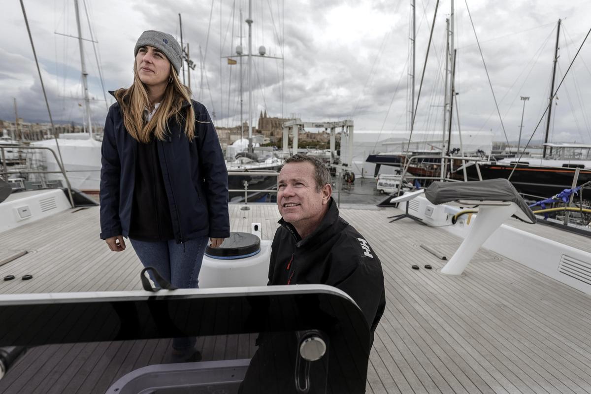 Olimpia  Corral, de Baltic Yachts, y Toby Clarke, capitán de un velero de propiedad sueca en mantenimiento en el varadero STP, en el Moll Vell.