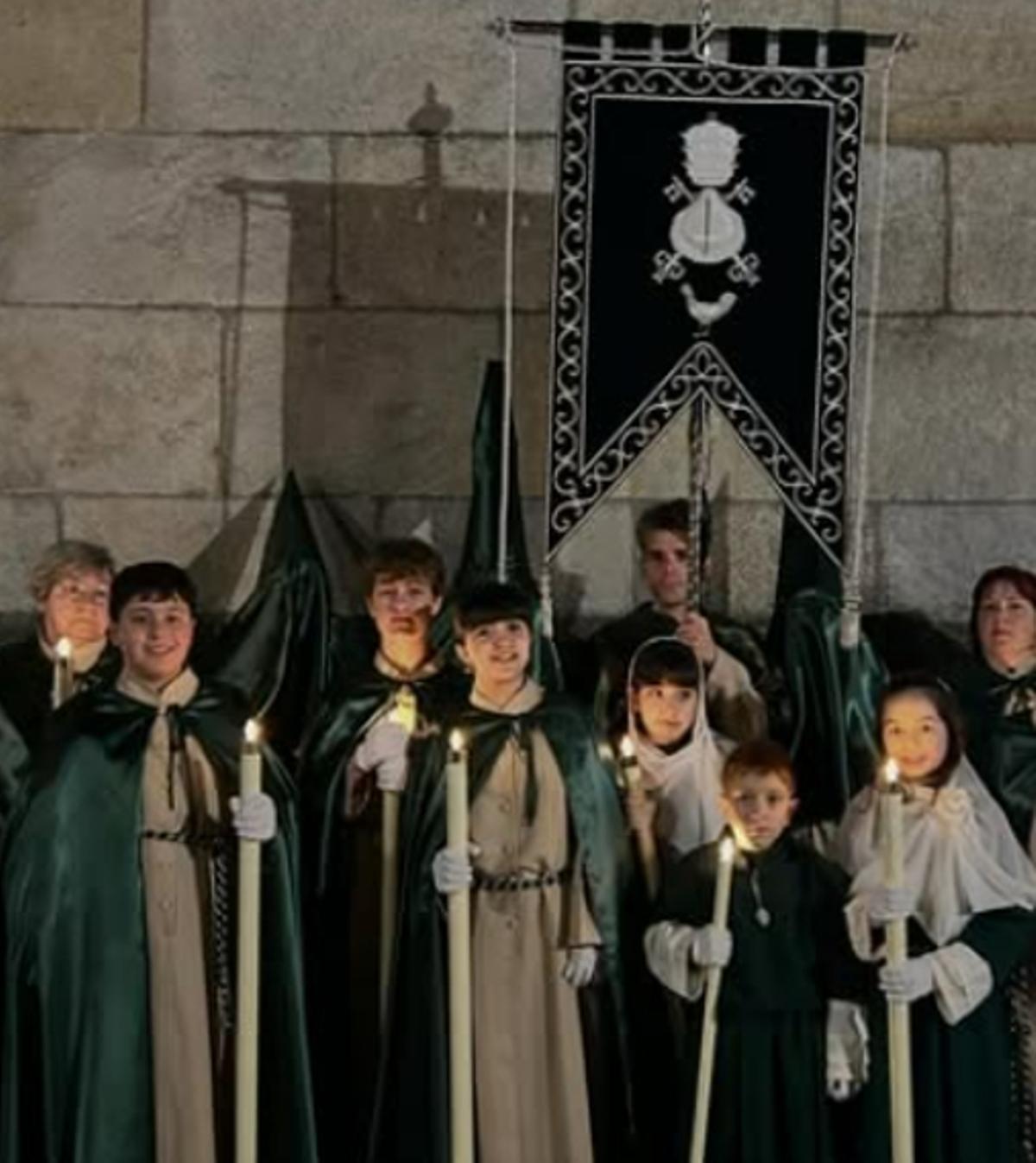 Integrantes de la procesión cofrade en el exterior de la iglesia.