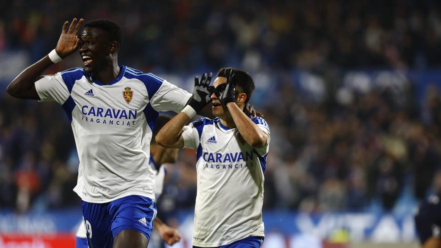 Bermejo celebra con Gueye el tanto de la victoria del Real Zaragoza ante el Ibiza