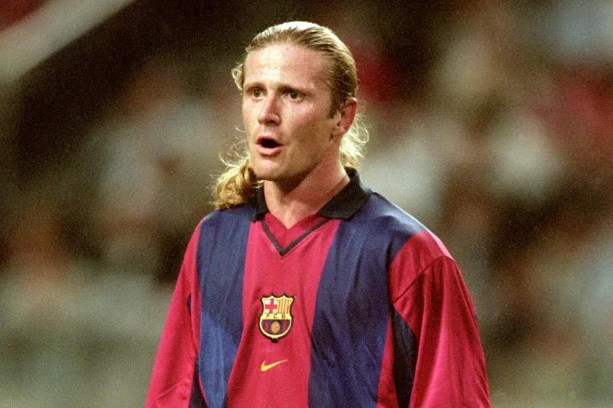 Emmanuel Petit con la camiseta del FC Barcelona, la temporada 2000-2001.