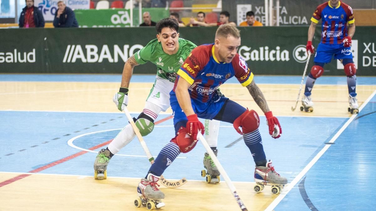 Fran Torres disputa una pelota a un jugador del Alcoi.
