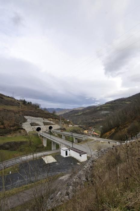 Actividad en los túneles de Sotiello en las obras de la variante ferroviaria de Pajares.