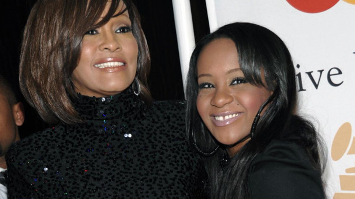 Bobbi Kristina Brown y Whitney Houston, en una imagen de febrero del 2011.