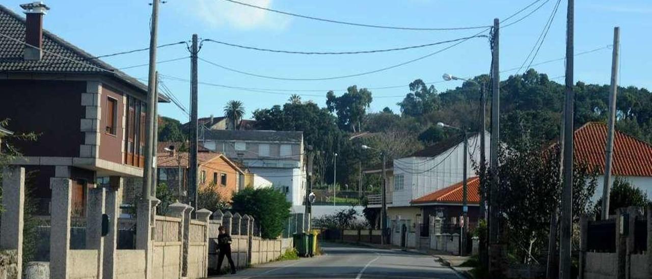 La &quot;carretera vella&quot; comunica Vista Real con el centro urbano de Vilanova. // Iñaki Abella