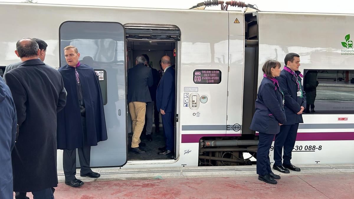 El AVE realiza su viaje inaugural de Madrid a Asturias