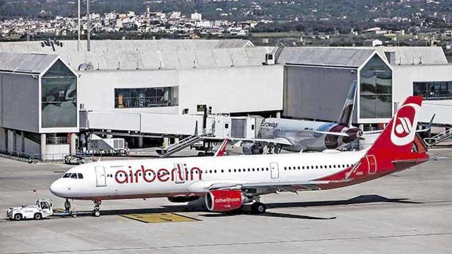 Un avión de Air Berlin en el aeropuerto de Palma, donde hasta este año la aerolínea ha sido líder. Ahora manda Ryanair.