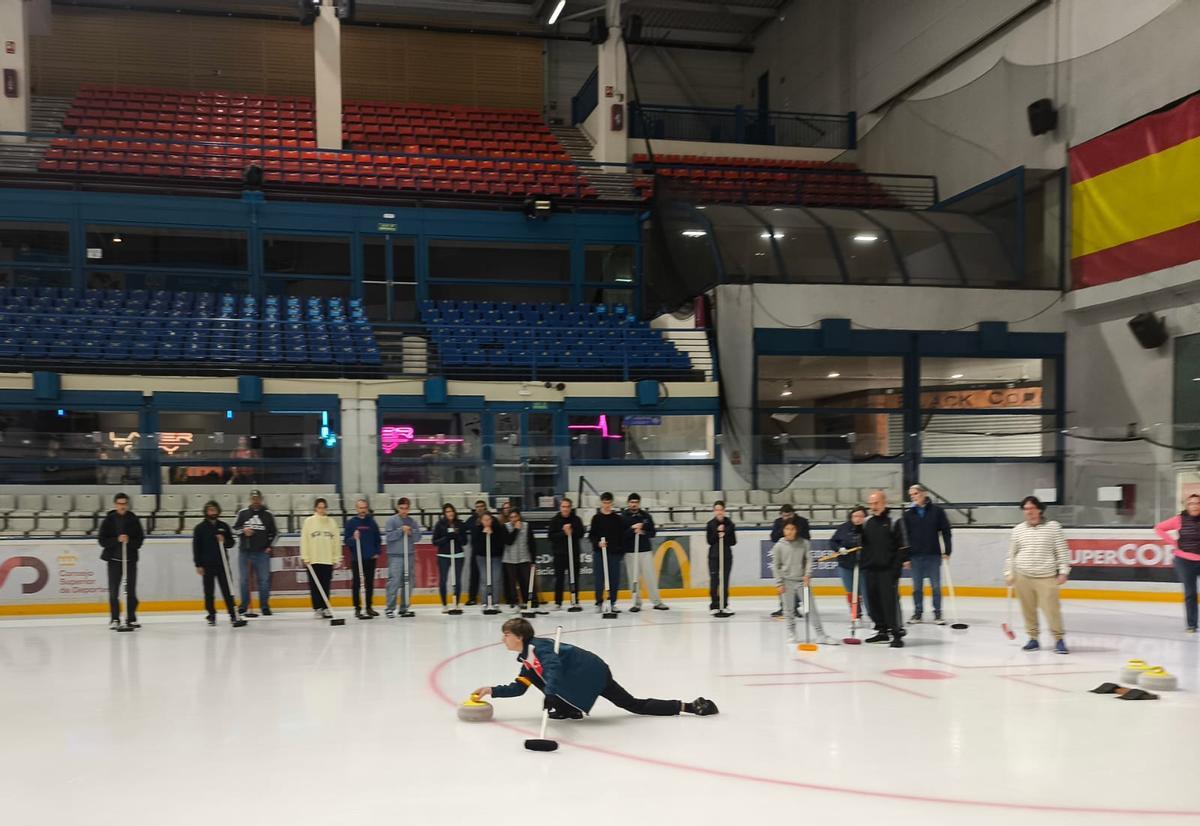 Jugadores del club de 'curling' B-52 practicando en la pista del Palacio del Hielo.
