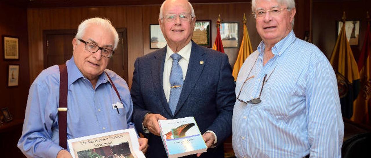 Alfonso Chiscano, Armando Curbelo y Fernando del Castillo, presidente del Club Náutico, ayer.