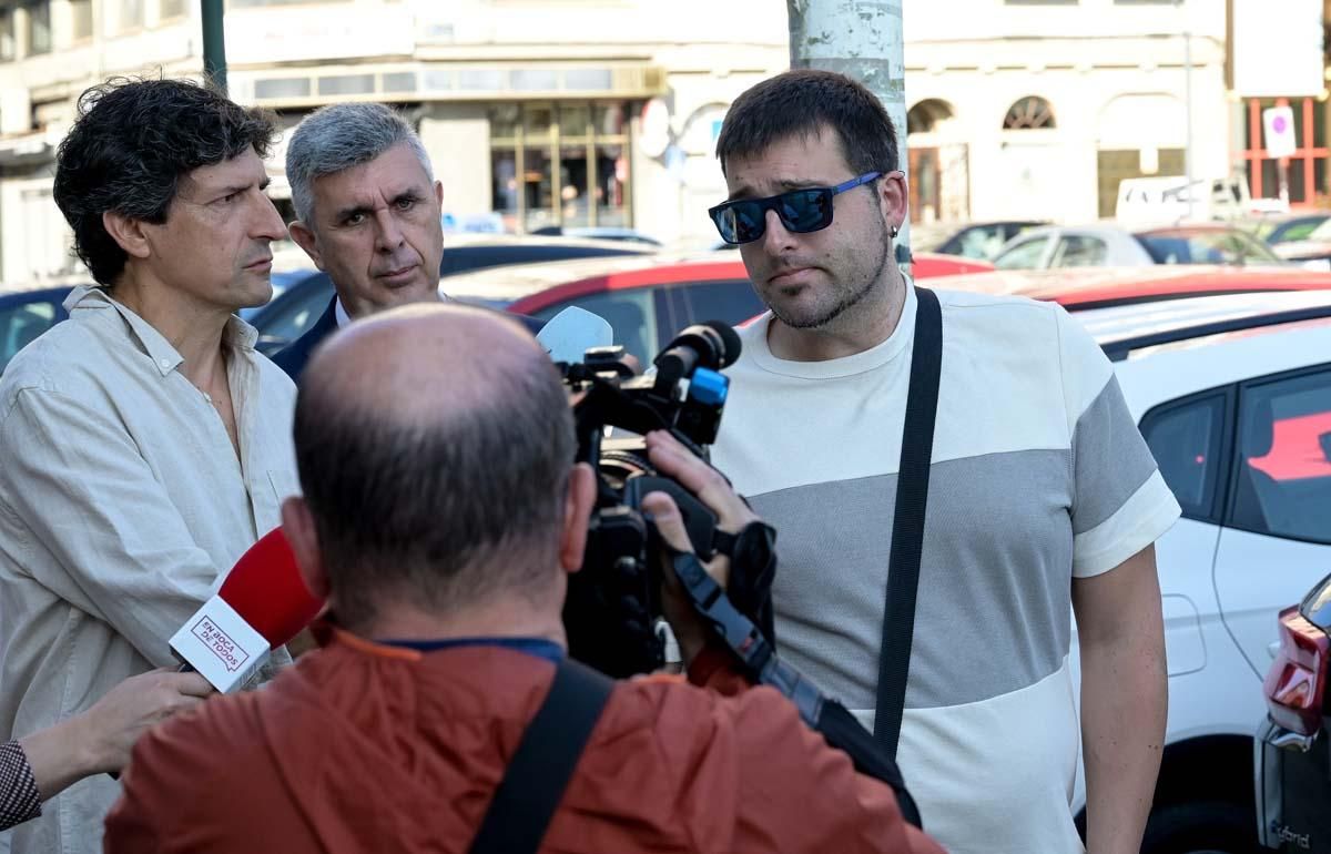 Uno de los hijos de Elisa Abruñedo llega a la primera sesión del juicio por el crimen en la Audiencia de A Coruña.