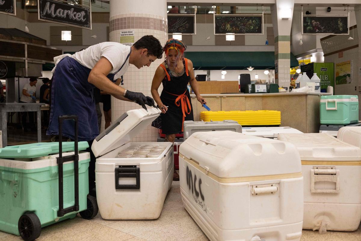 Voluntarios preparan comida para las familias afectadas por el fuego en Maui (Hawái)