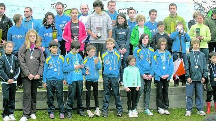 Todos los premiados en la clasificación final de la Liga Prugastur. / ángel espina