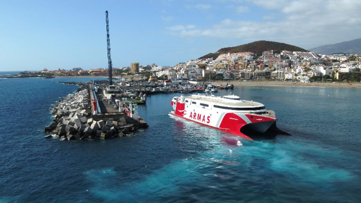 Catamarán de Naviera Armas en plena operación de atraque.