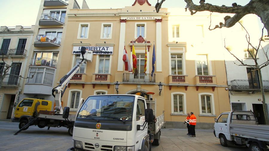 Blanes treu la pancarta de suport als polítics presos