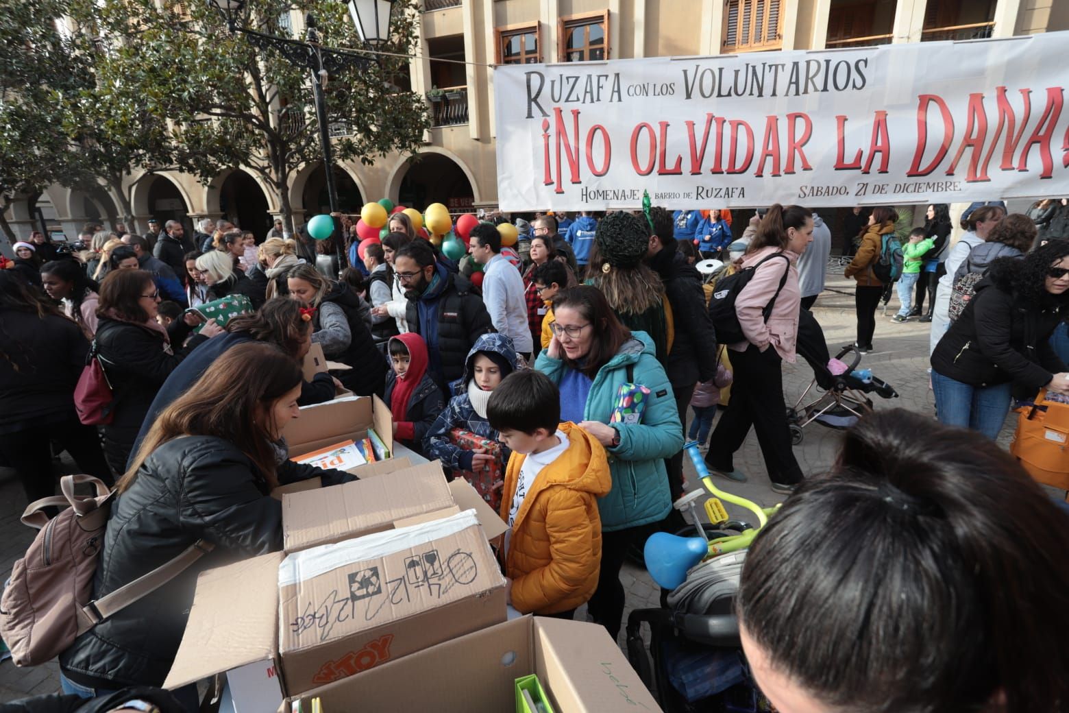 Entrega de regalos a los niños de Paiporta: los Reyes Magos en la zona cero