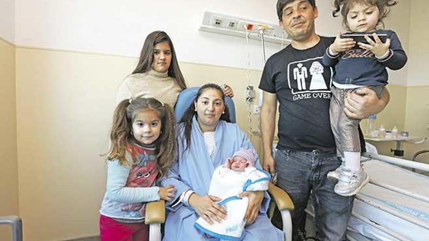 La pequeña Yanira, con sus padres Paquita y Francisco Javier, ayer en Son Llàtzer.