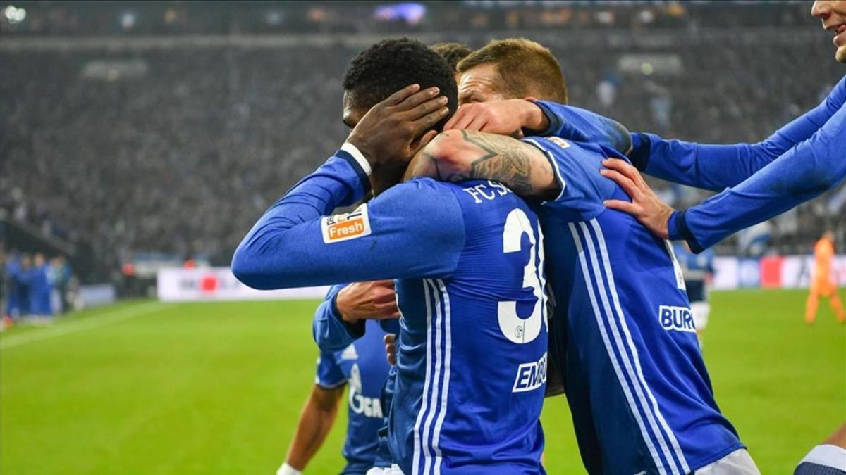 Los jugadores del Schalke felicitan a Embolo, autor de la segunda diana.