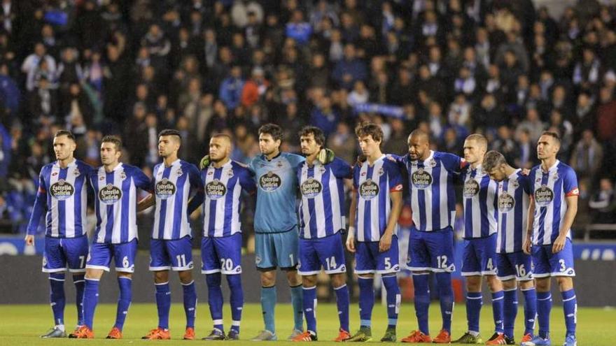 Los futbolistas del Deportivo, formados sobre el césped de Riazor antes del derbi contra el Celta.