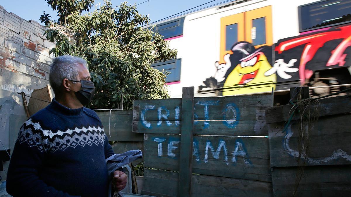 Luis Amaya, vive en una casa afectada por el plan y que se debiera derribar, en el patio trasero.