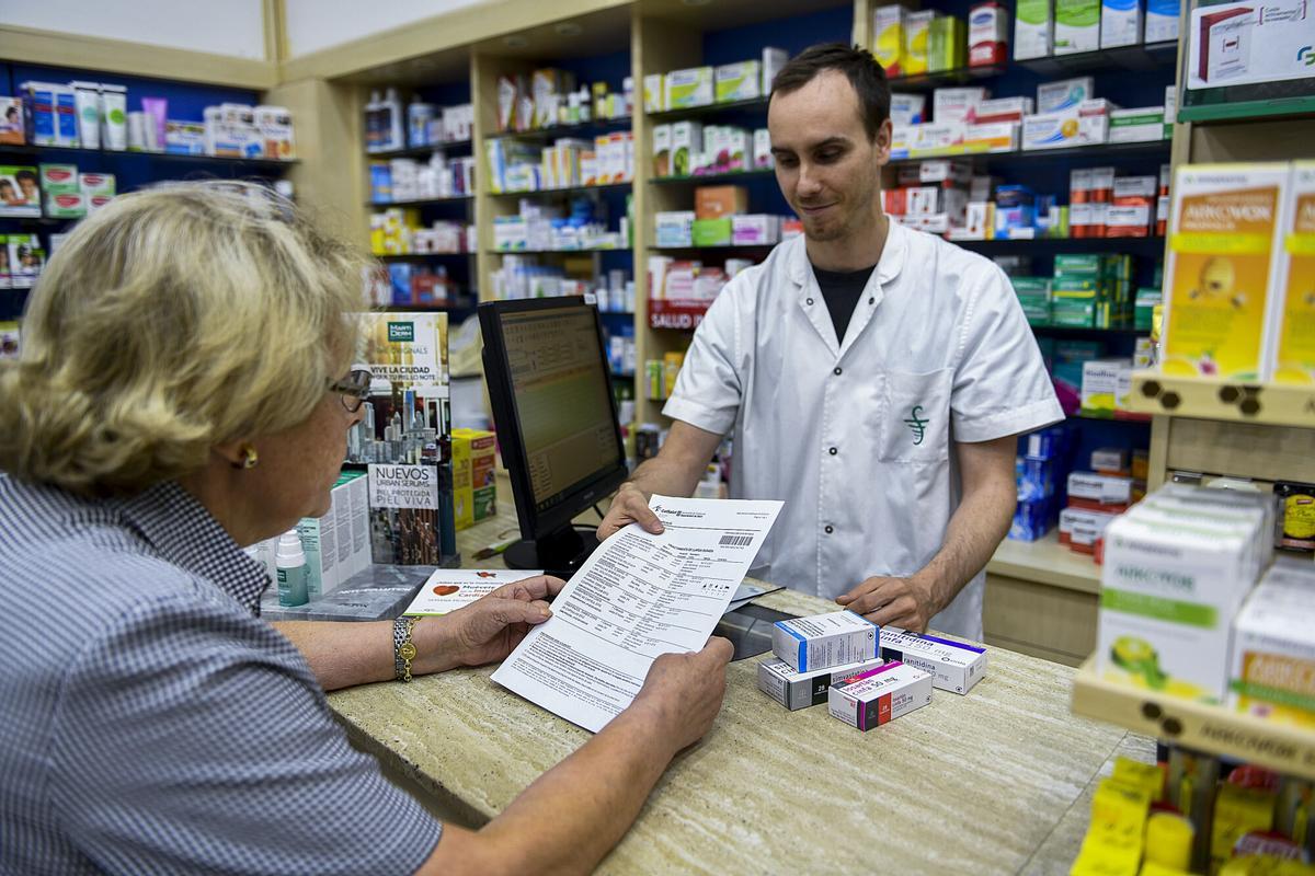 Ni cúter ni cinta adhesiva per enganxar el cartró dels medicaments: Sanitat avança cap a l’eliminació del cupó precinte