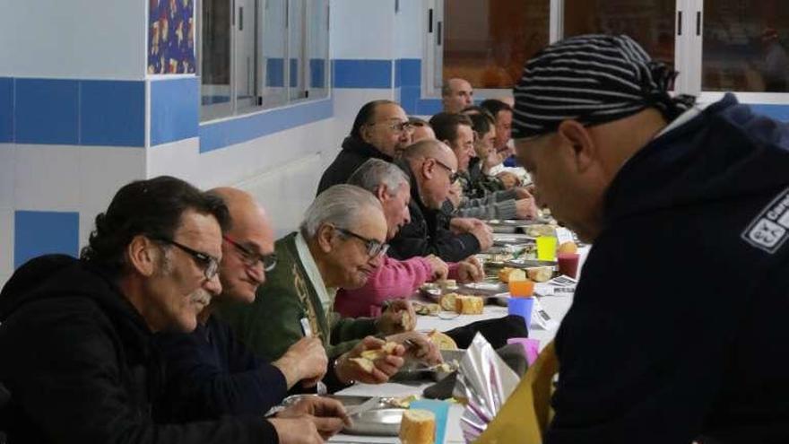 Los comensales degustan los platos.