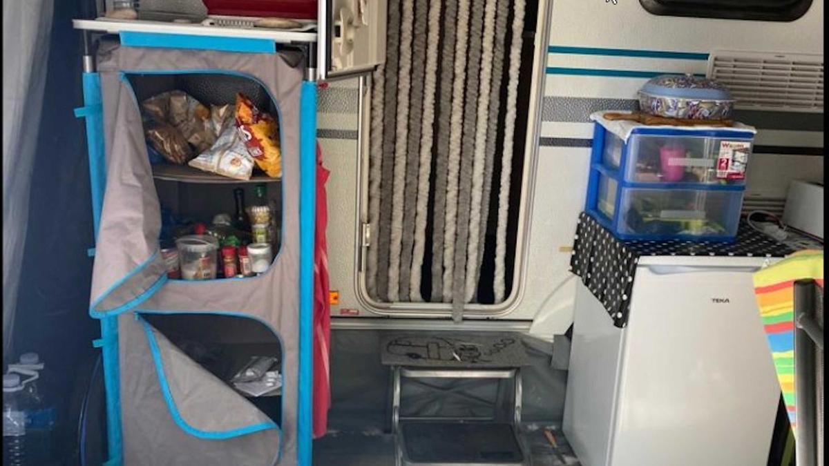 Una de les portes forçades pels lladres i que han denunciat en una autocaravana.