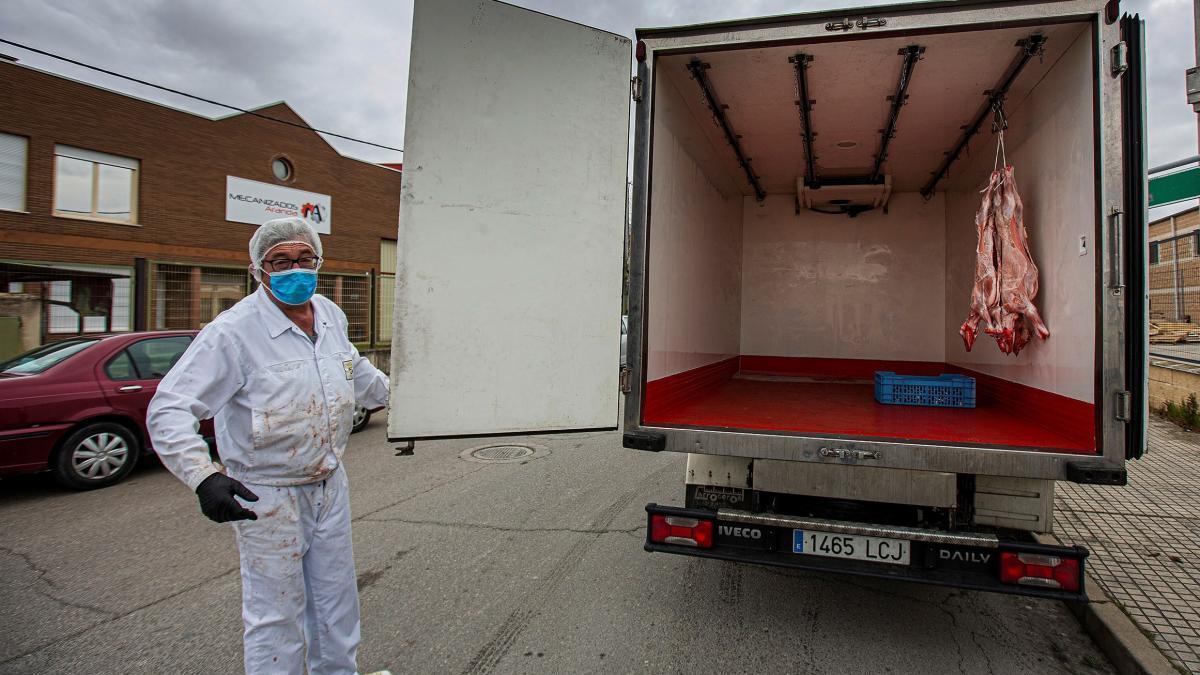 Un transportista lleva solo tres piezas de carne en su camión por culpa de la crisis del Covid-19.