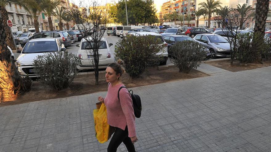 Una vecina pasando por el barrio de Carrús.