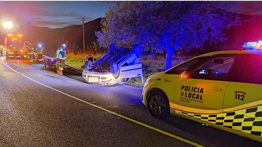 Un herido leve tras un accidente con vuelco en Ibiza