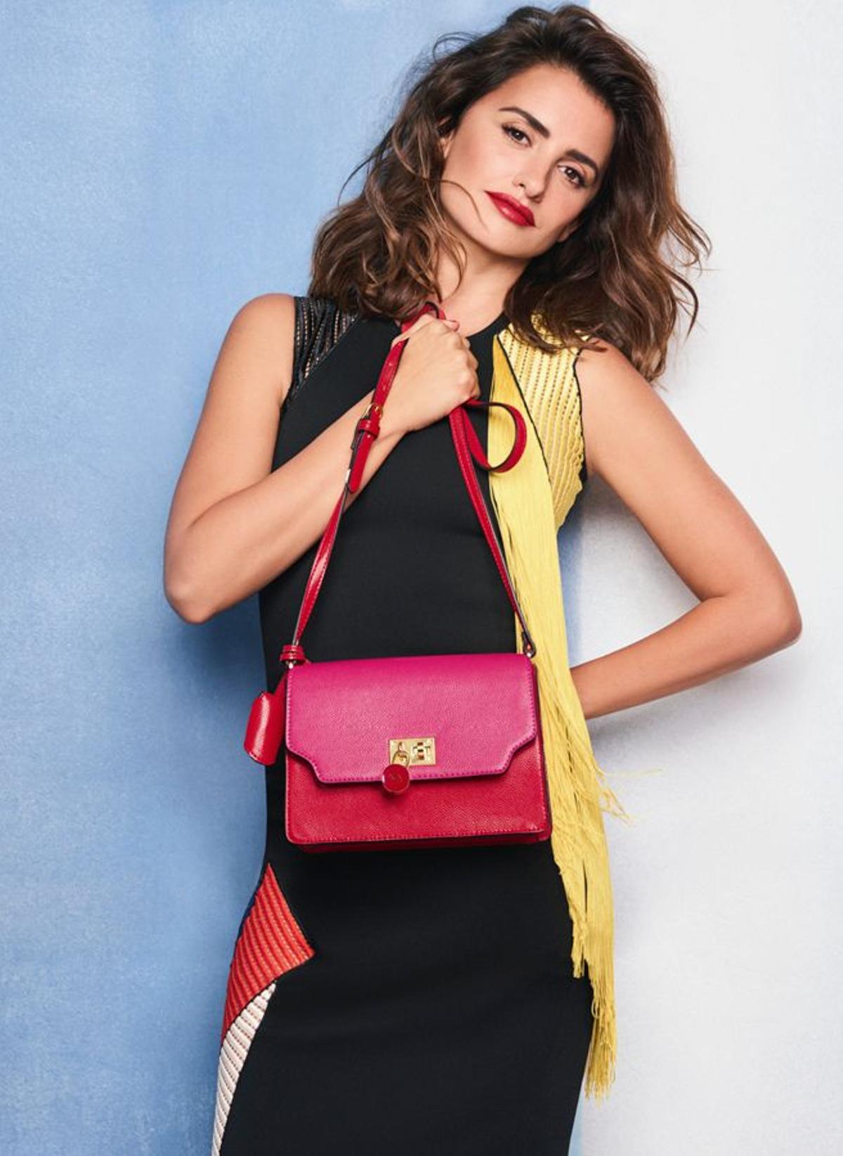 Carpisa: Penélope Cruz, bolso mini rojo y fucsia